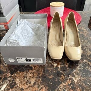 Elegant Cream Women's Pumps Rockport